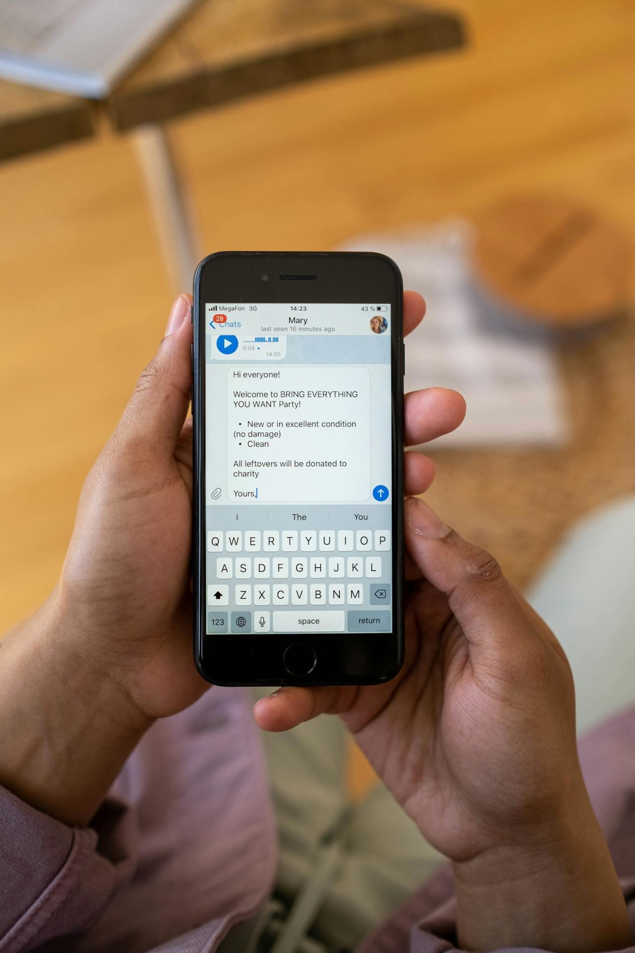 Чат-бот на экране телефона